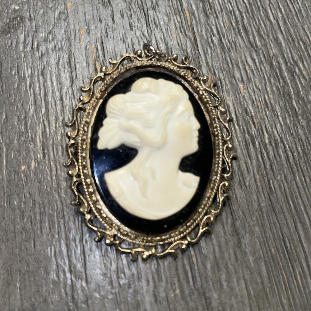 Vintage Signed JJ (Jonette Jewelry Co.)Gold Tone Estate Jewelry Cameo Brooch Pin